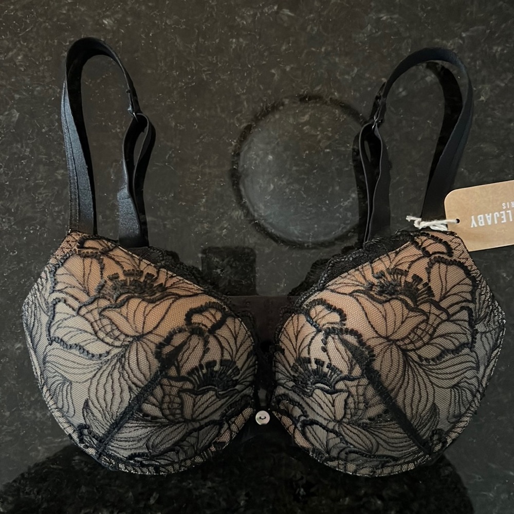 Black moulded push up bra